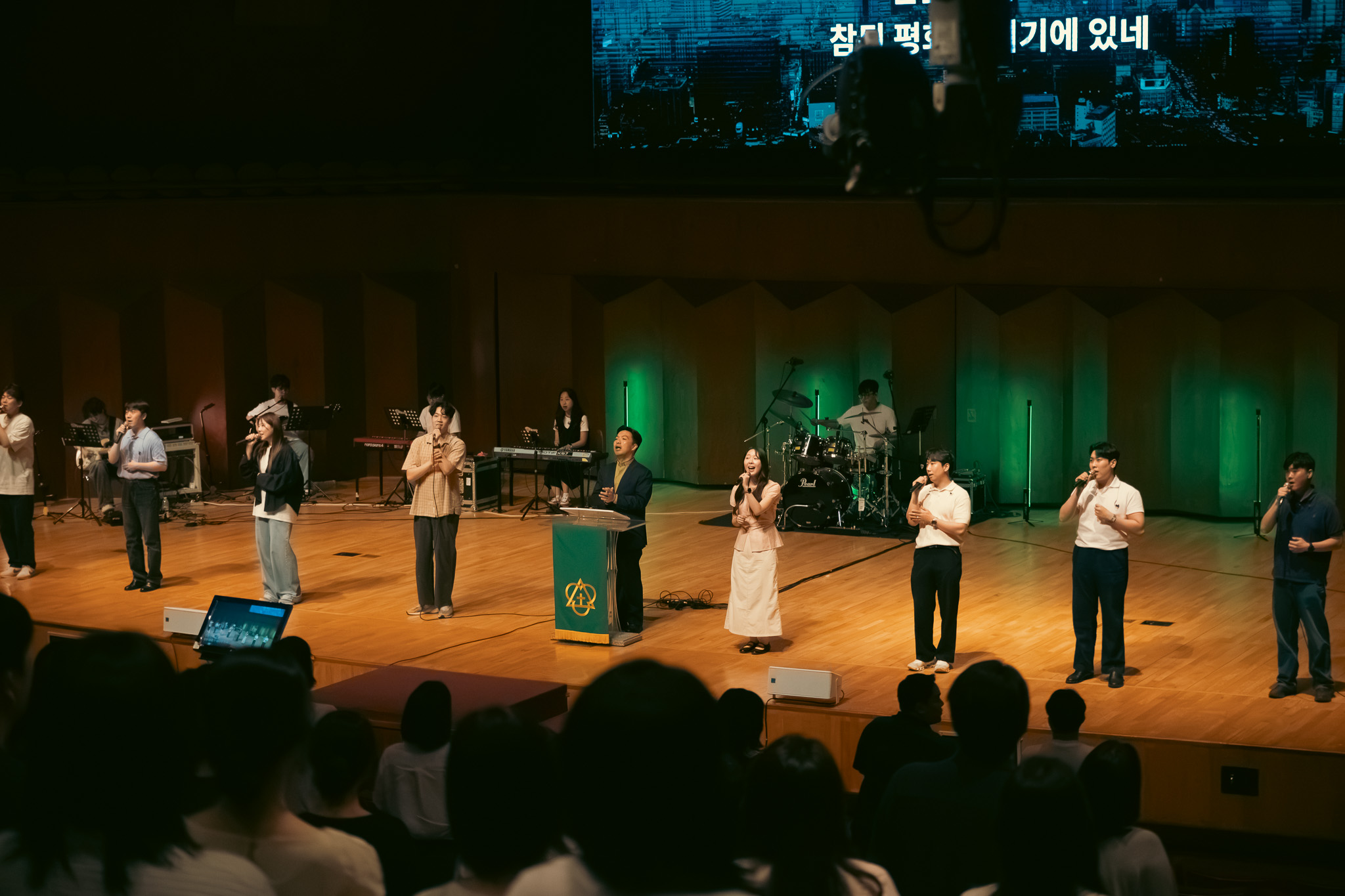 회중이 함께 박수치며 예배에 참여하는 모습